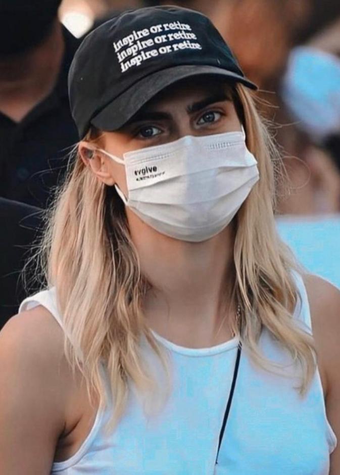 كارا ديليفين تحث متابعيها على ضرورة وضع الكمامة