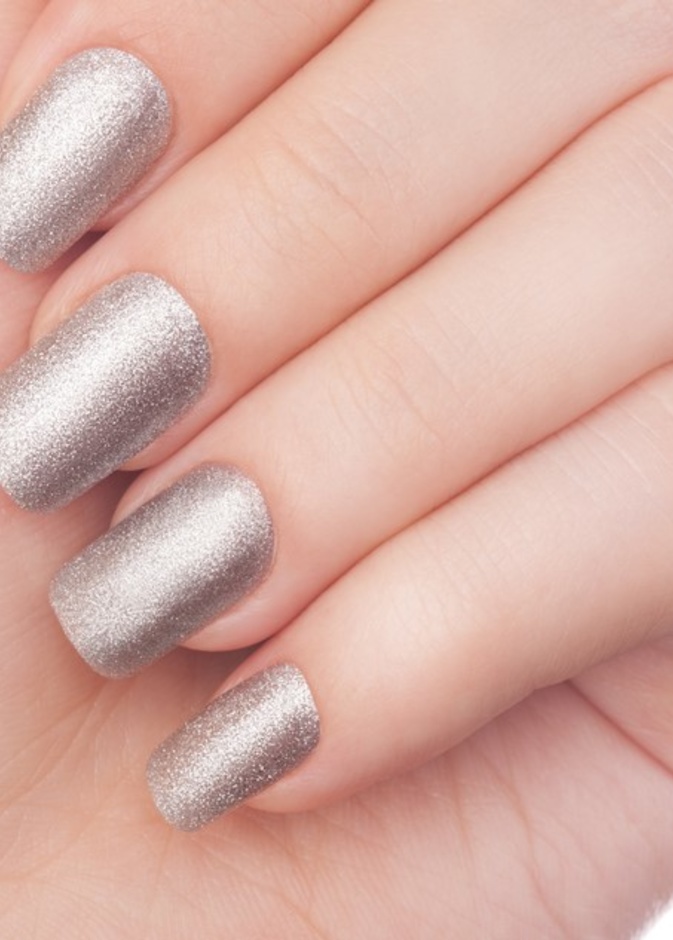 المناكير الميتاليك لجمال اظافرك