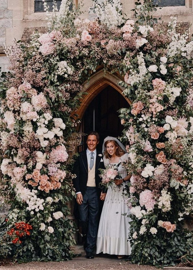 الأميرة بياتريس مرتدية فستان زفاف كلاسيكي من تصميم نورمان هارتنل وتاج الماس الملكة ماري