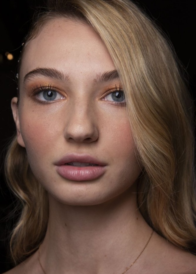 مكياج عيون برونزي فاتح مع احمر شفاه طبيعي لعيد الاضحى 2020 من Bibhu Mohapatra