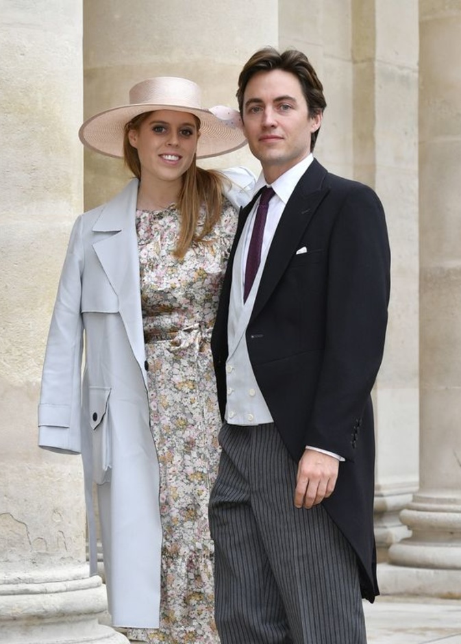  إختارت فستاناً بنقشة الورود نسّقت معه معطفاً باللون الأزرق الباستيل