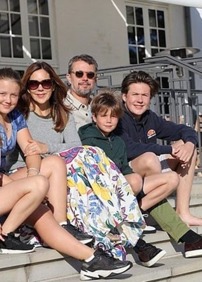 صور من العطلة الصيفية لأسرة ولي عهد الدنمارك