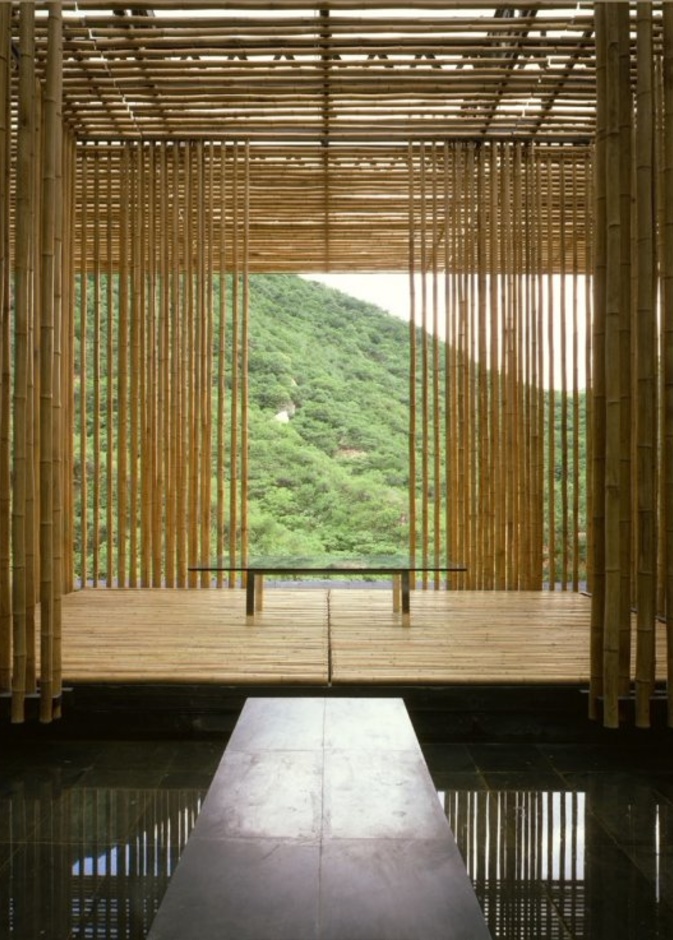 يسمح للضوء والهواء بالمرور عبره