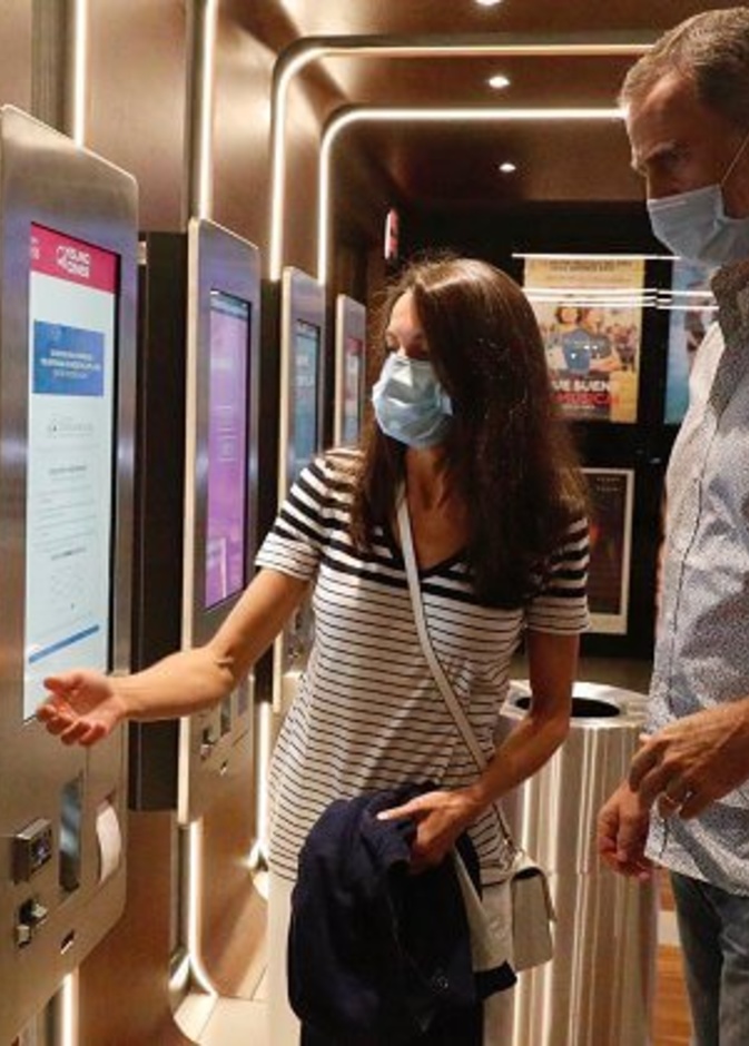 ملك وملكة إسبانيا يزوران دار عرض سينمائية لتشجيع صناعة السينما في إسبانيا