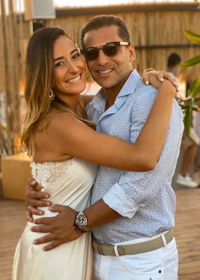  أطلت أمينة إلى جانب خطيبها المهندس عمر طه بفستان حريريّ ناعم طويل.