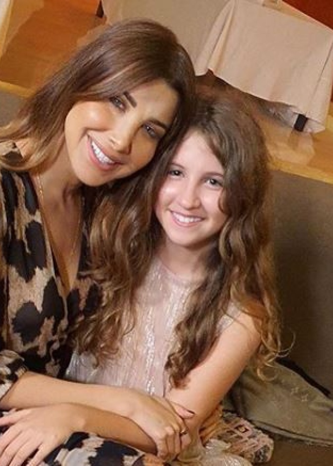 تألقت بمكياج سموكي ناعم بدرجات الألوان الترابية