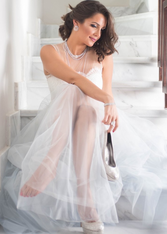 اطلالات شام الذهبي ابنة اصالة بالفستان الابيض الفاخر