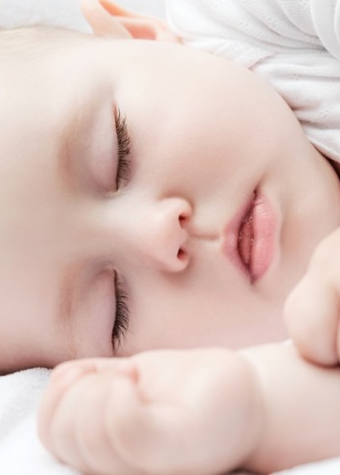 كيف أعود طفلي الرضيع على النوم دون هزه