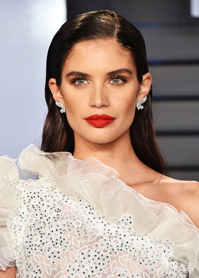 تحب Sara Sampaio اعتماد أحمر الشفاه الأحمر