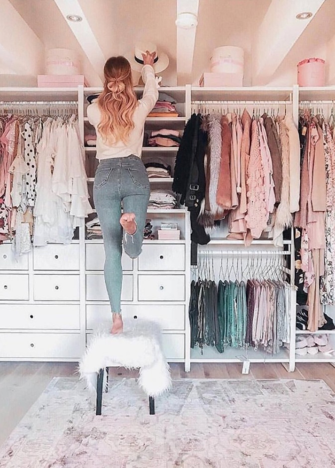  ‎غرفة ملابس للبنات باللون الزهري الباستيل