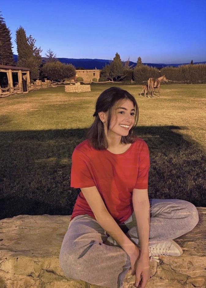 ماريتا الحلاني تستمتع بأجواء الصيف الدافئة في مزرعة والدها