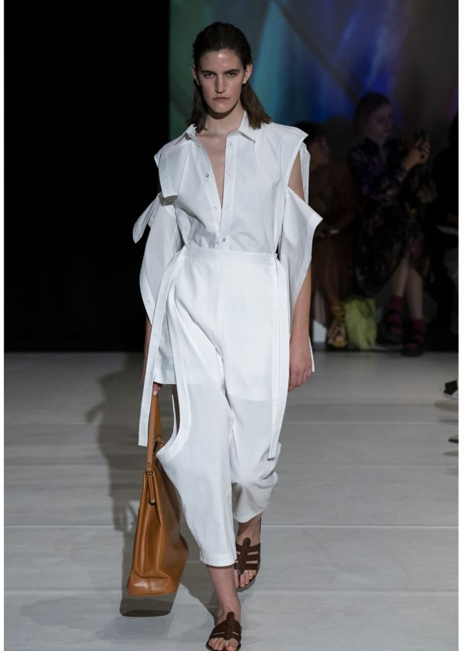 طرق تنسيق القميص الابيض بأسلوب عصري في صيف 2020 من Chalayan