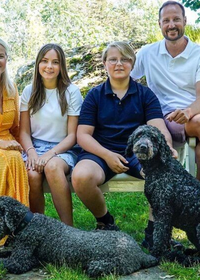 عائلة ولي عهد النرويج تنشر صور عطلتها الصيفية