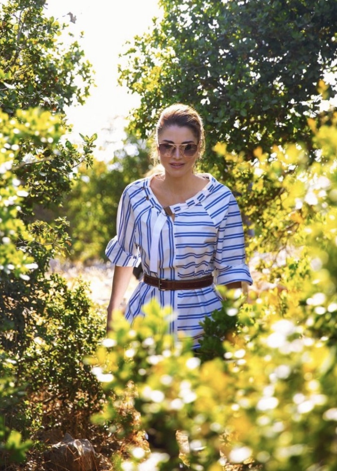 الملكة رانيا بإطلالة صيفية ناعمة في عجلون