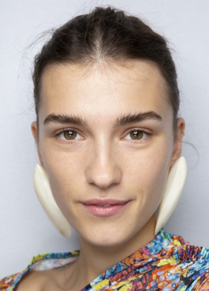 حواجب كثيفة ممشطة بأسلوب دار atlein