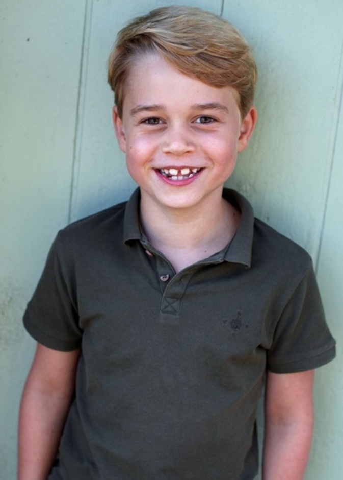 أطلّ في الصورة الأولى بتيشيرت بولو باللون الزيتيّ الداكن