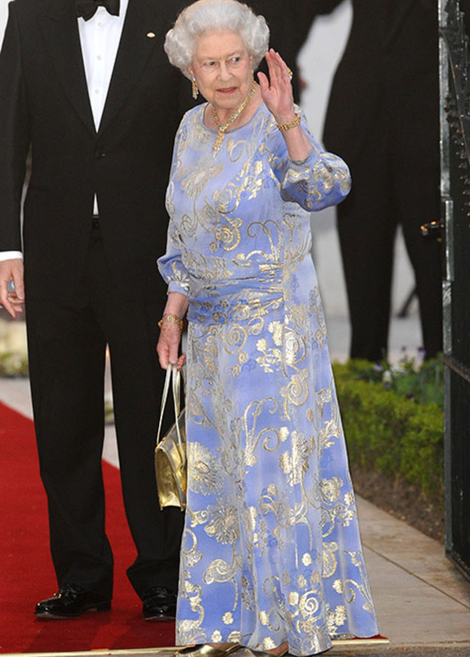  إطلالات أنيقة للملكة إليزابيث في حفلات زفاف عائلتها الملكية على مر السنين
