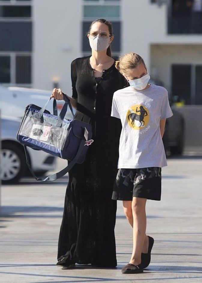 اطلت انجيلينا بالقناع الواقي الرمادي مع عدد من إطلالاتها