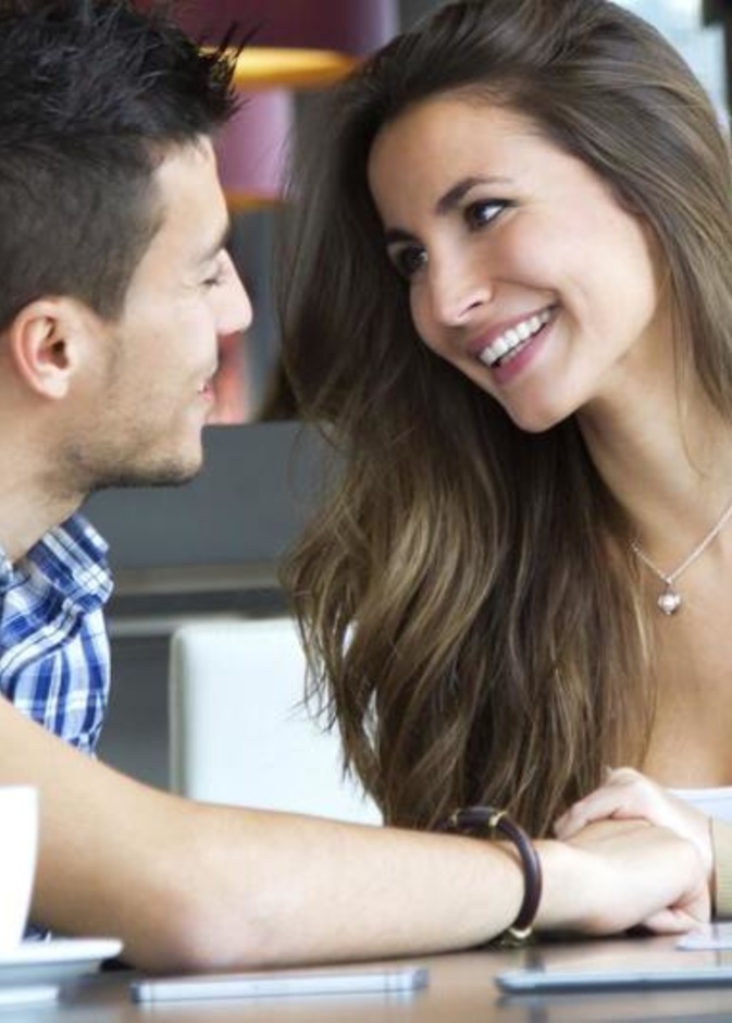 كيف تكتشفين اعجاب الرجل بك من اول لقاء