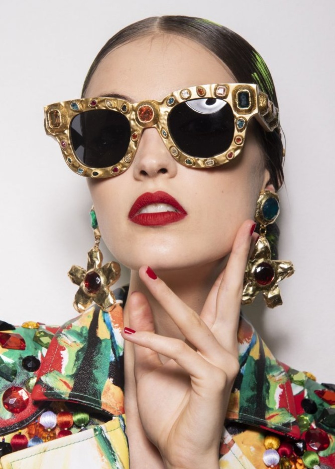 الوان مناكير باللون الاحمر لاطلالات عيد الاضحى 2020 من دار Moschino