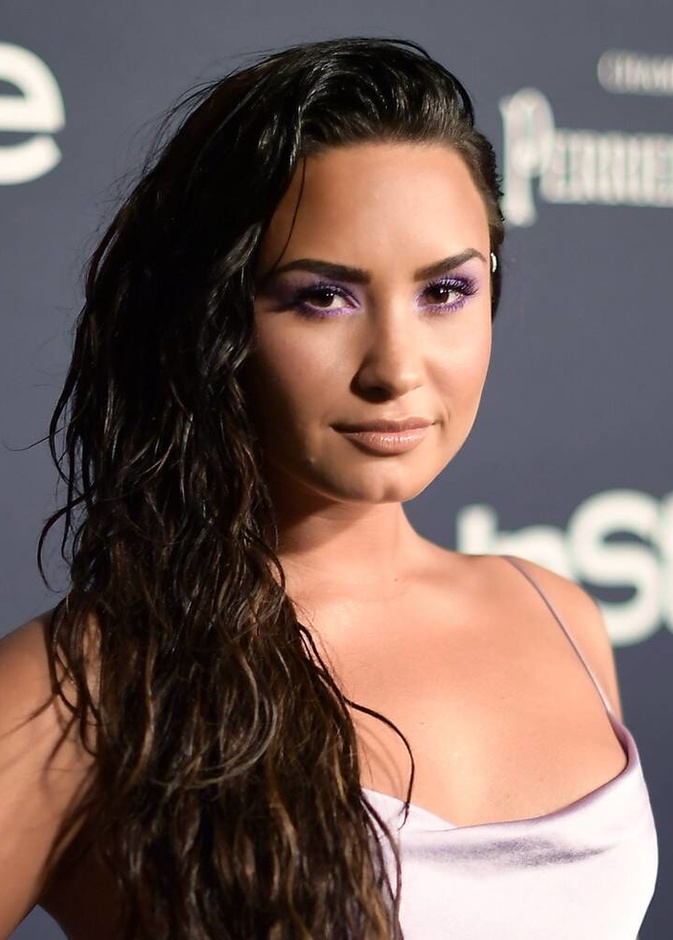 استوحي من Demi Lavato مكياج العيون البنفسجي
