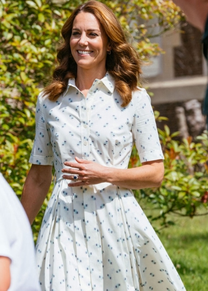 خطفت كيت ميدلتون الأنظار بفستان أبيض بنقشة البولكا دوت من تصميم Suzannah