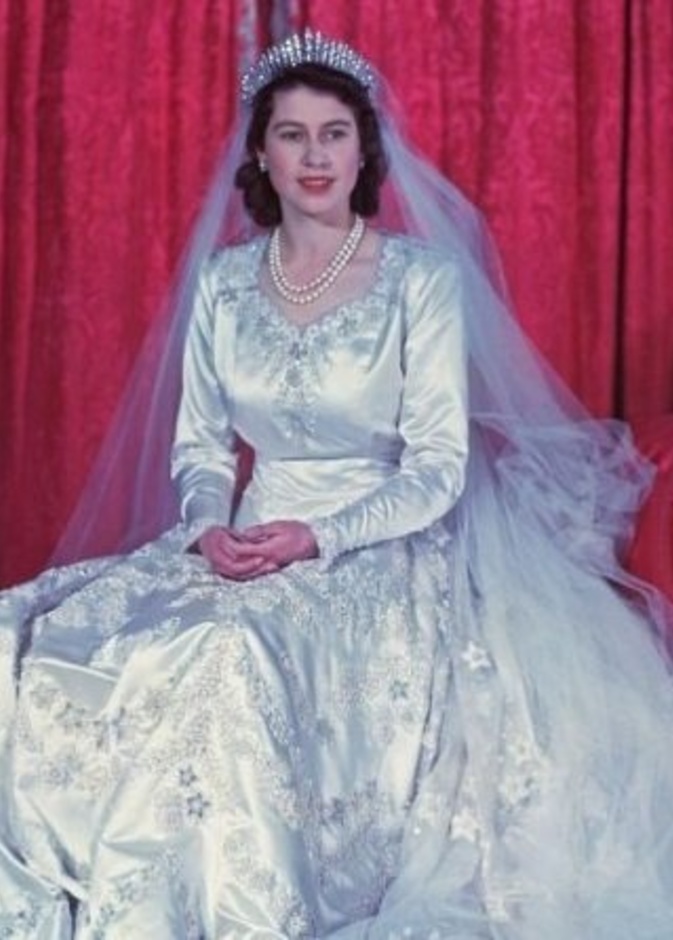 تاج الملكة اليزابيت في يوم زفافها