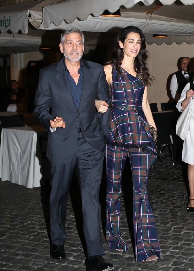 أطلت أمل بطقم مزيّن بالمربعات من تصميم Prabal Gurung