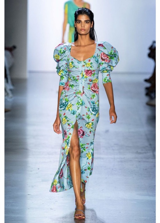  فستان بأكمام منفوخة وطبعة الورود من مجموعة Prabal Gurung