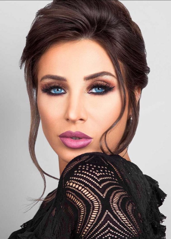 انابيلا هلال العيون الملونة