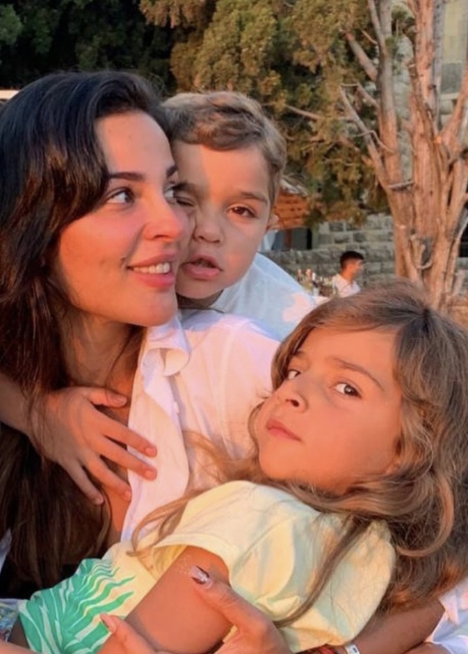 صورة لطيفة نشرتها نادين نسيب نجيم برفقة ابنها جيوفاني وابنتها هافن
