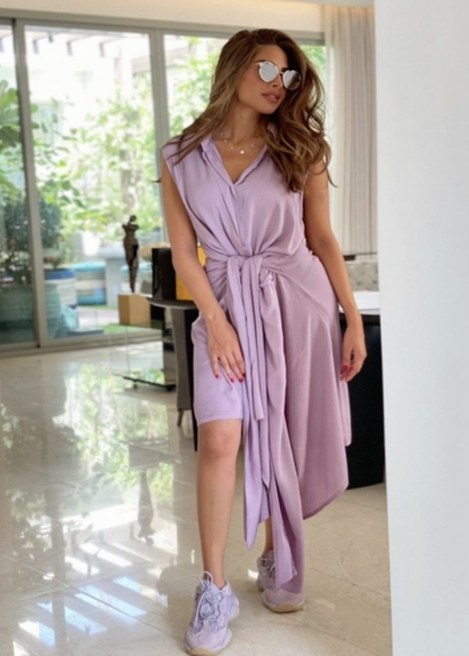  فستان بنفسجي اختارت معه فوز الفهد حذاء من نفس اللون