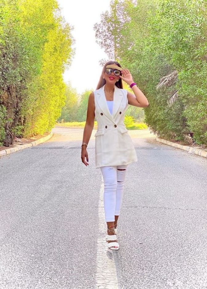 اطلالات دلال القبندي باللون الابيض