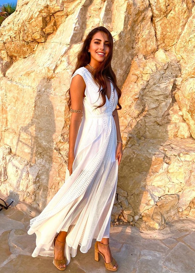  بدت أنيقة بفستان أبيض مستوحى من الأسلوب الإغريقي من تصميم حسين بظاظا