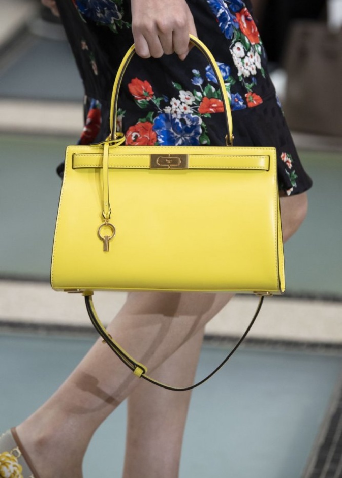 احدث موديلات حقائب يد باللون الاصفر من Tory Burch
