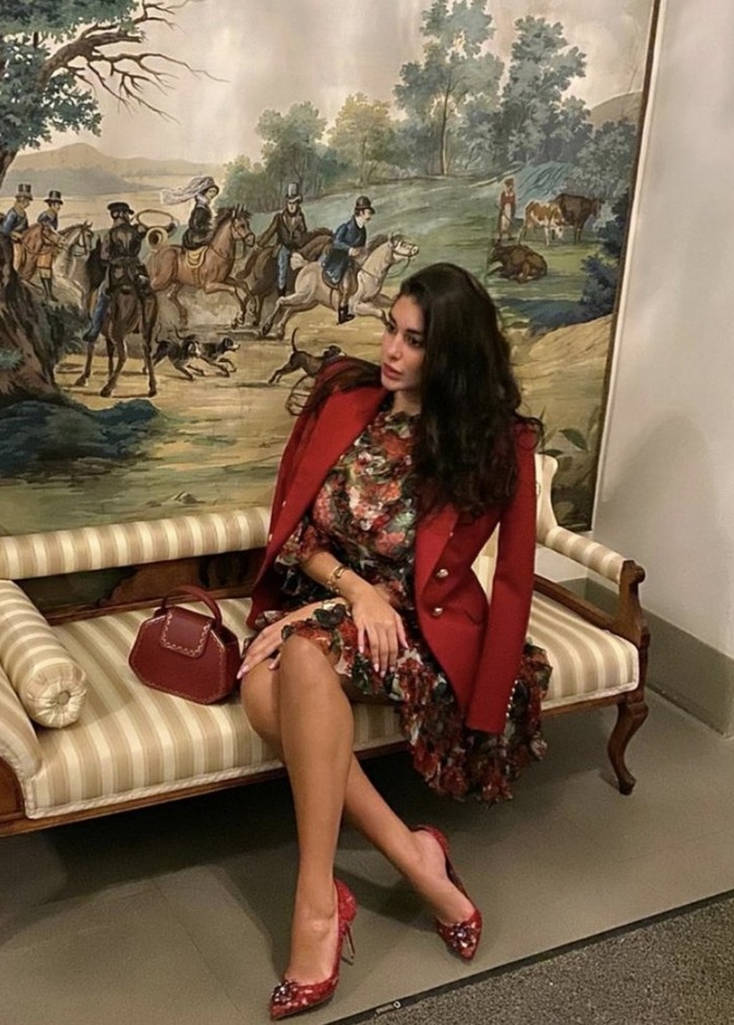 اطلالة أنثوية أنيقة اعتمدتها ياسمين صبري