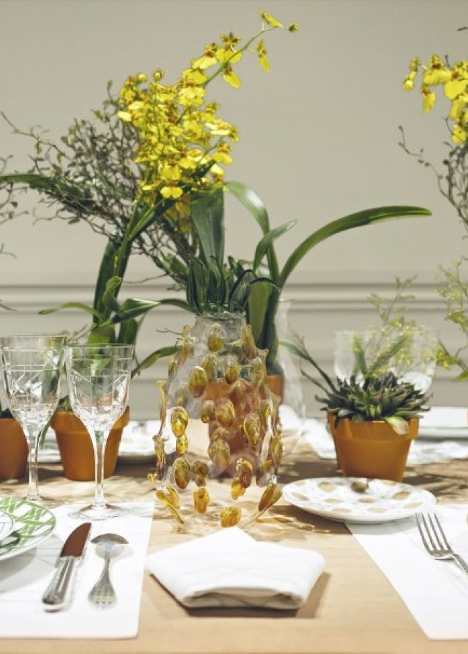 مائدة مميزة مزينة بالمجموعتين 