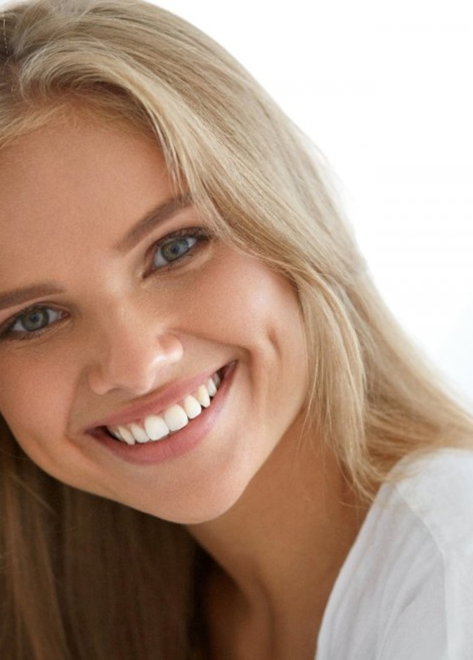 احصلي على ابتسامة بيضاء مثالية بعد إجراء عملية تلبيسات الزيركون