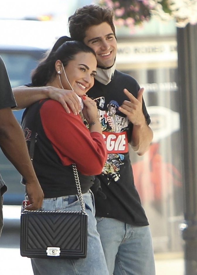 صورة لطيفة لديمي لوفاتو وخطيبها ماكس في بيفرلي هيلز