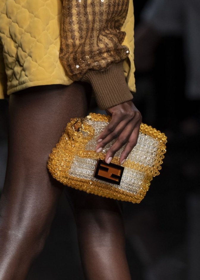 موديلات حقائب يد مع حبيبات الخرز البراقة من دار Fendi