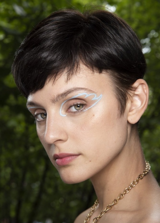 آيلاينر غرافيكي بأسلوب rosie assouline