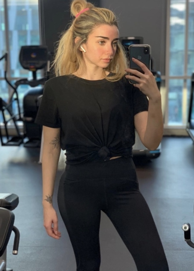  هنا الزاهد في لوك رياضي باللون الأسود