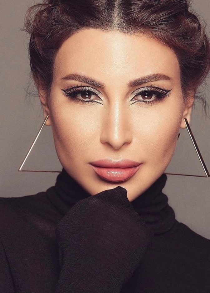  مكياج مشرق مع الايلاينر الرفيع والدائري بأسلوب النجمة يارا