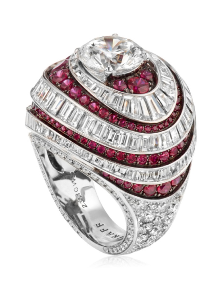 اسوارة فاخرة من الماس واللؤلؤ والياقوت الازرق