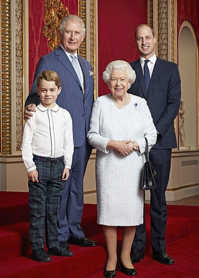 ملكة بريطانيا مع نجلها وحفيدها ونجله
