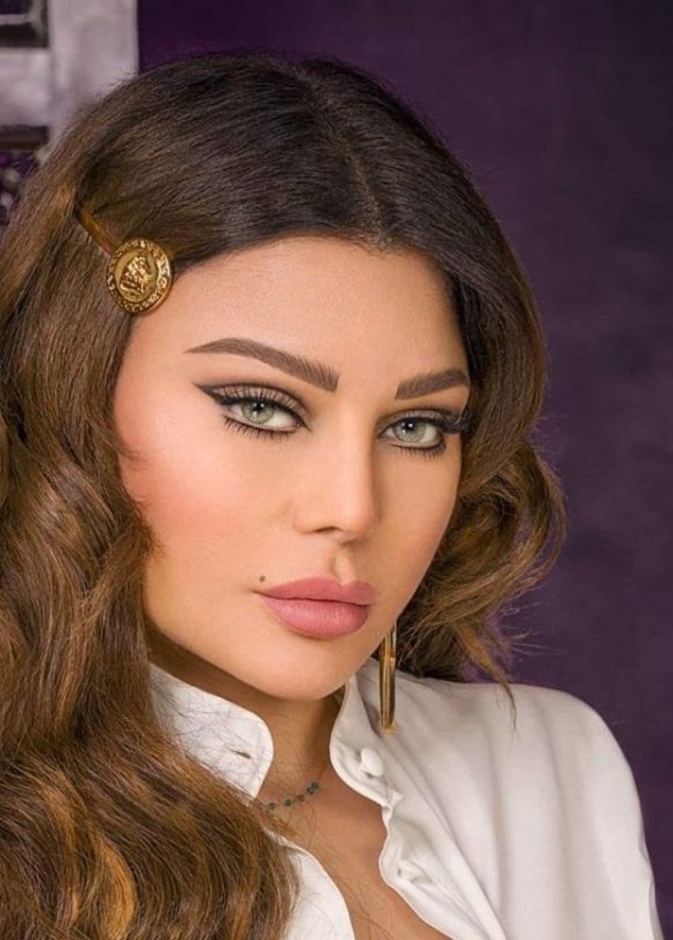  مكياج بالسحنة المضيئة وأحمر الشفاه الحيادي