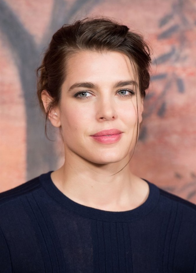 بساطة المكياج وتسريحات الشعر تظهر جمال ملامح Charlotte Casiraghi