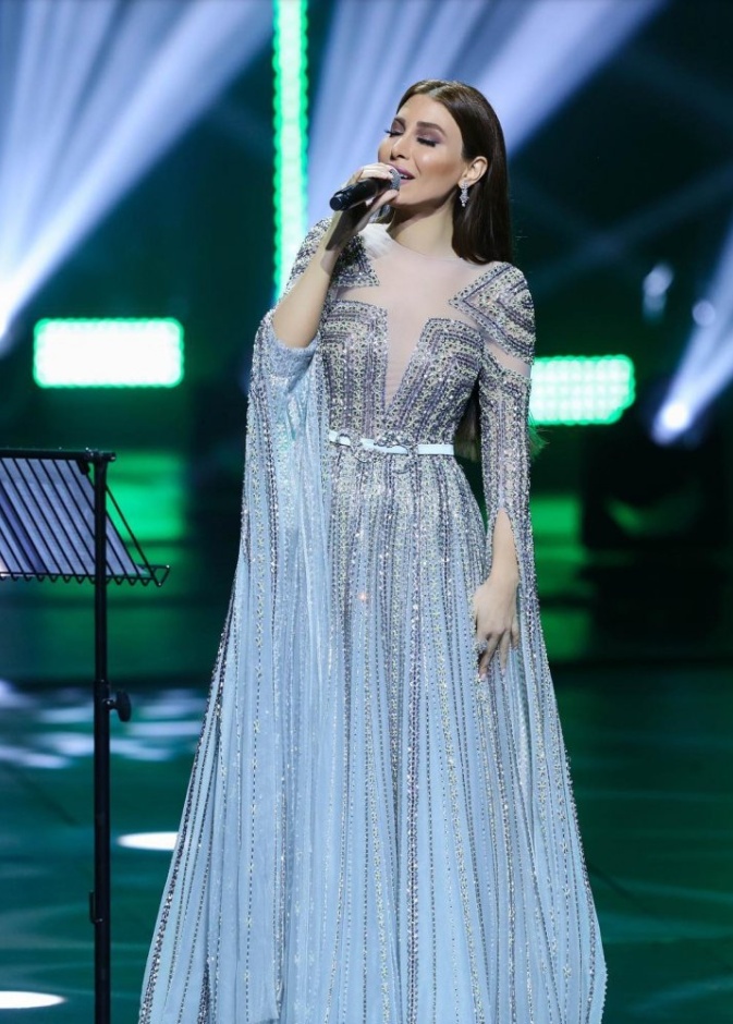 أناقة النجمة يارا في اطلالتها الاخيرة بفستان سهرة باللون الفضي البراق من دار La Bourjoisie