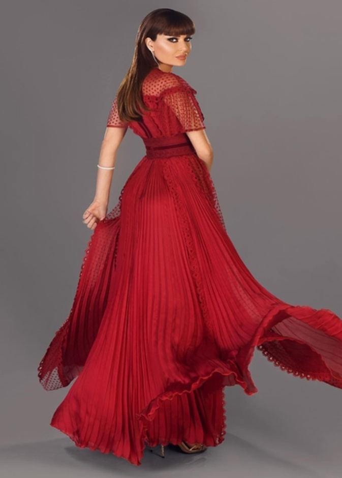 موديلات فساتين محتشمة باللون الأحمر مستوحاة من اطلالات سيرين عبد النور