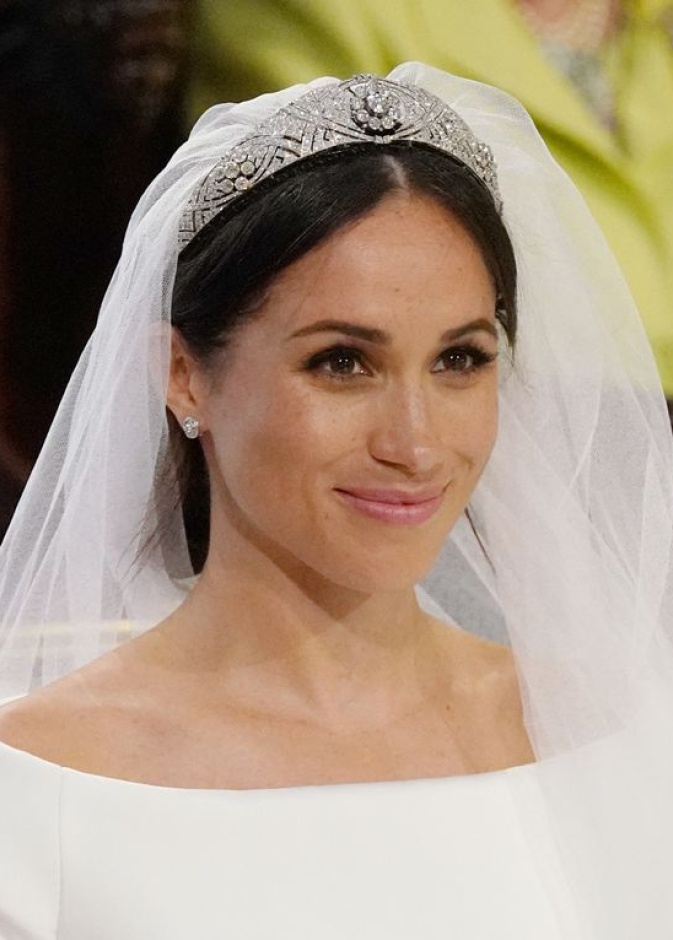 كتاب " Finding Freedom" نفى شائعات غضب الملكة من ميغان بسبب التاج يوم عٌرسها 